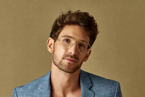 Männliche Person mit einer modernen Brille